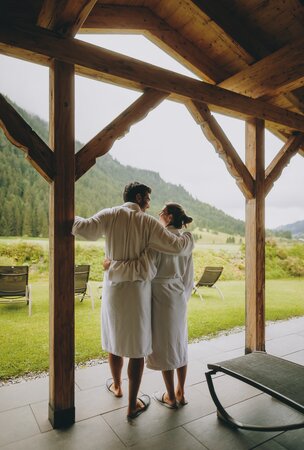 Paar in Bademänteln, Hotel Tyrol am Haldensee, Wellness