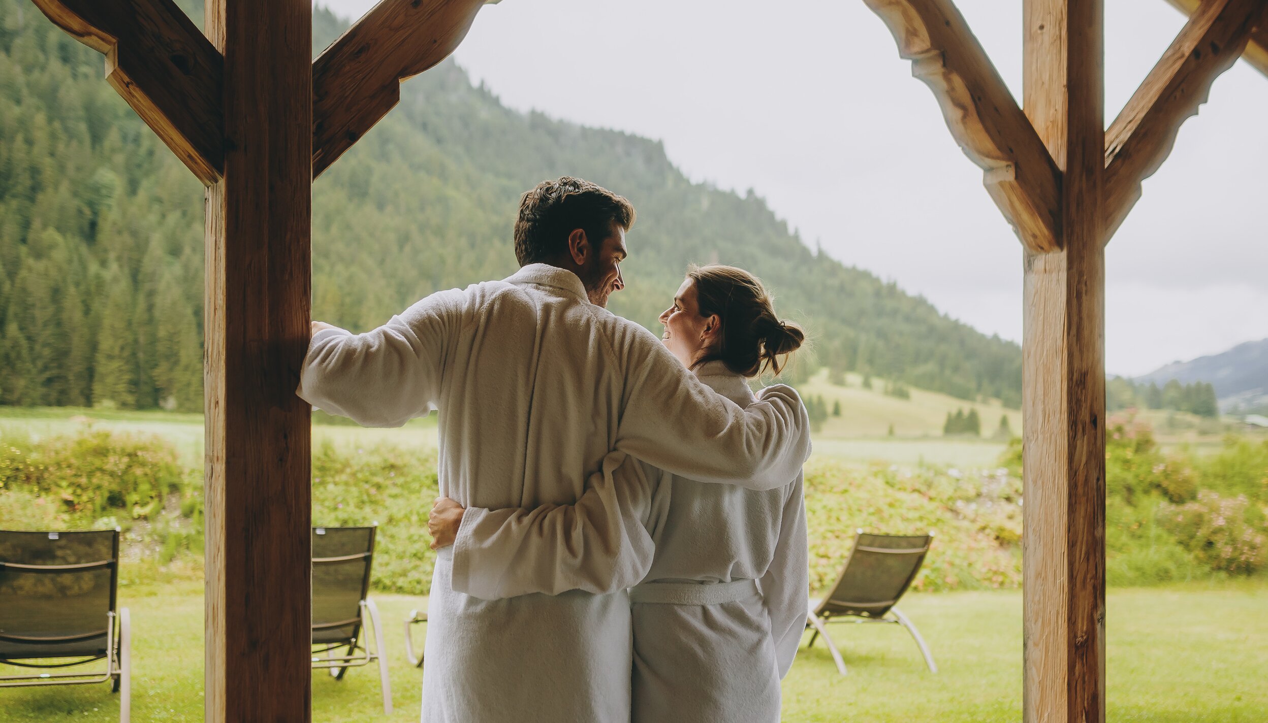 Paar in Bademänteln, Hotel Tyrol am Haldensee, Wellness