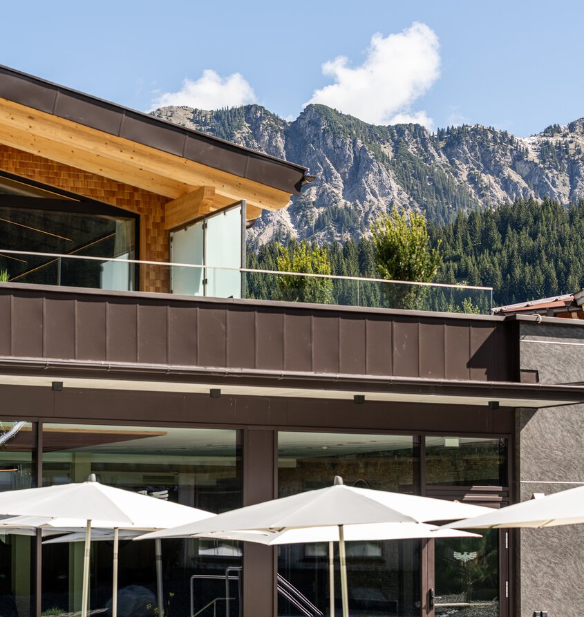 Hotel Tyrol am Haldensee mit Bergpanorama