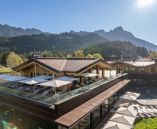 Hotel Tyrol am Haldensee, Dachterrasse mit Liegen und Sonnenschirmen, Bergkulisse