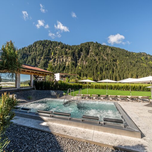 Whirlpool im Hotel Tyrol am Haldensee vor Bergkulisse