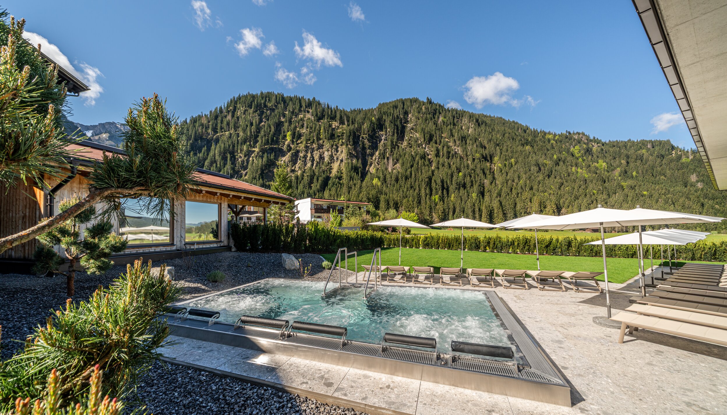 Whirlpool im Hotel Tyrol am Haldensee vor Bergkulisse