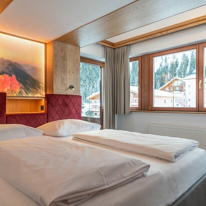 Hotel Tyrol: Zimmer mit Doppelbett und Fensterblick