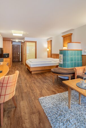 Hotel Tyrol Zimmer mit Bett, Sofa und Tisch