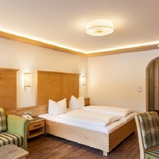 Hotelzimmer mit Doppelbett und Sitzecke