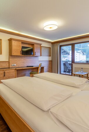 Hotel Tyrol Zimmer mit Doppelbett, Schreibtisch und Balkon