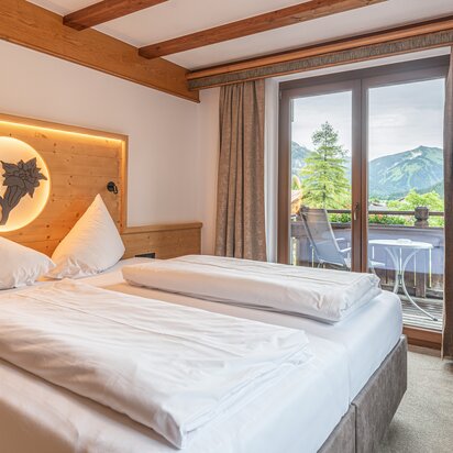 Hotel Tyrol am Haldensee, Zimmer mit Balkon und Bergblick