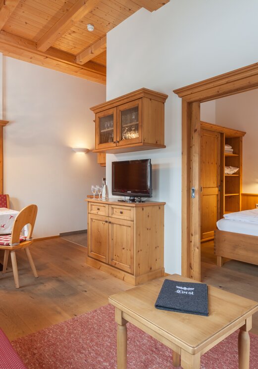 Hotel Tyrol am Haldensee, Zimmer mit Holzeinrichtung