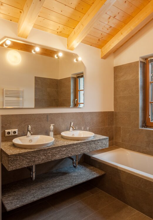 Modernes Badezimmer mit Badewanne und Doppelwaschbecken