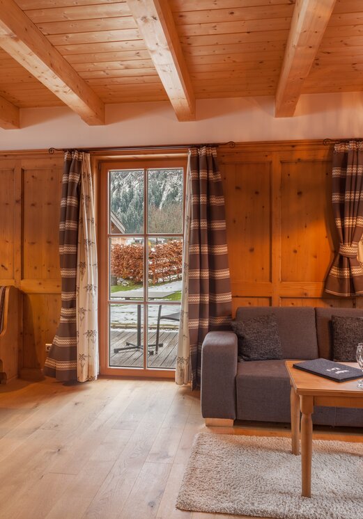 Holzverkleidetes Apartment mit Sofa und Esstisch