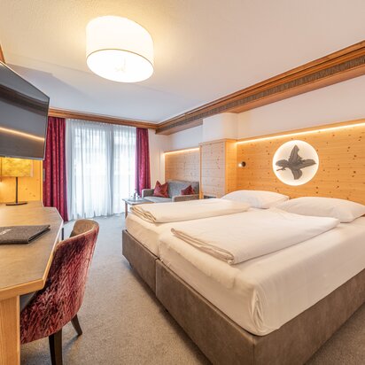 Hotel Tyrol: Zimmer mit Doppelbett, Schreibtisch und Sitzecke