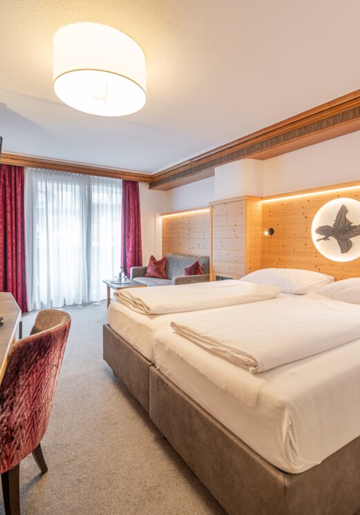 Hotel Tyrol: Zimmer mit Doppelbett, Schreibtisch und Sitzecke