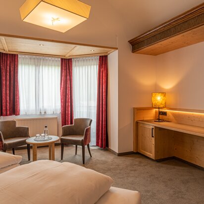 Hotel Tyrol am Haldensee, Zimmer mit Sitzecke und Schreibtisch