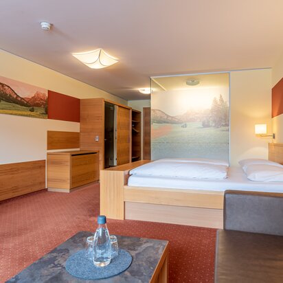 Hotelzimmer mit Doppelbett und Sitzecke