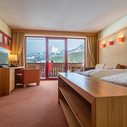 Hotelzimmer mit Bergblick vom Balkon