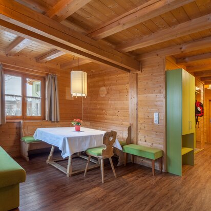 Hotel Tyrol am Haldensee: Zimmer mit Holzwänden und Esstisch