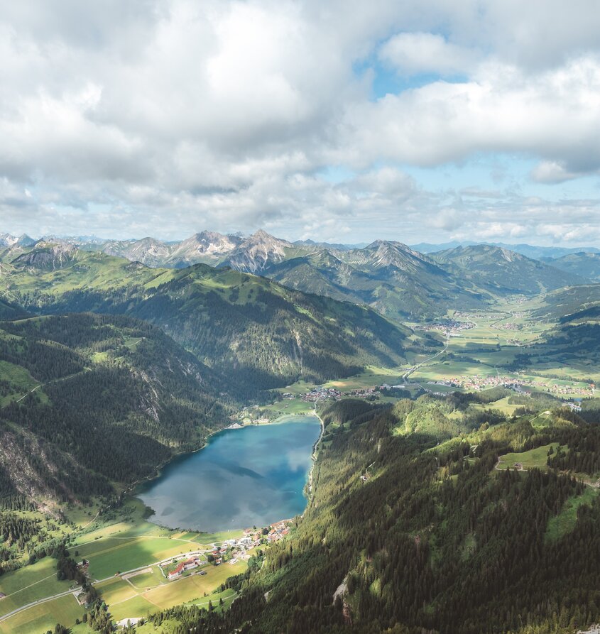 Haldensee im Tannheimer Tal, umgeben von Bergen und Wolken