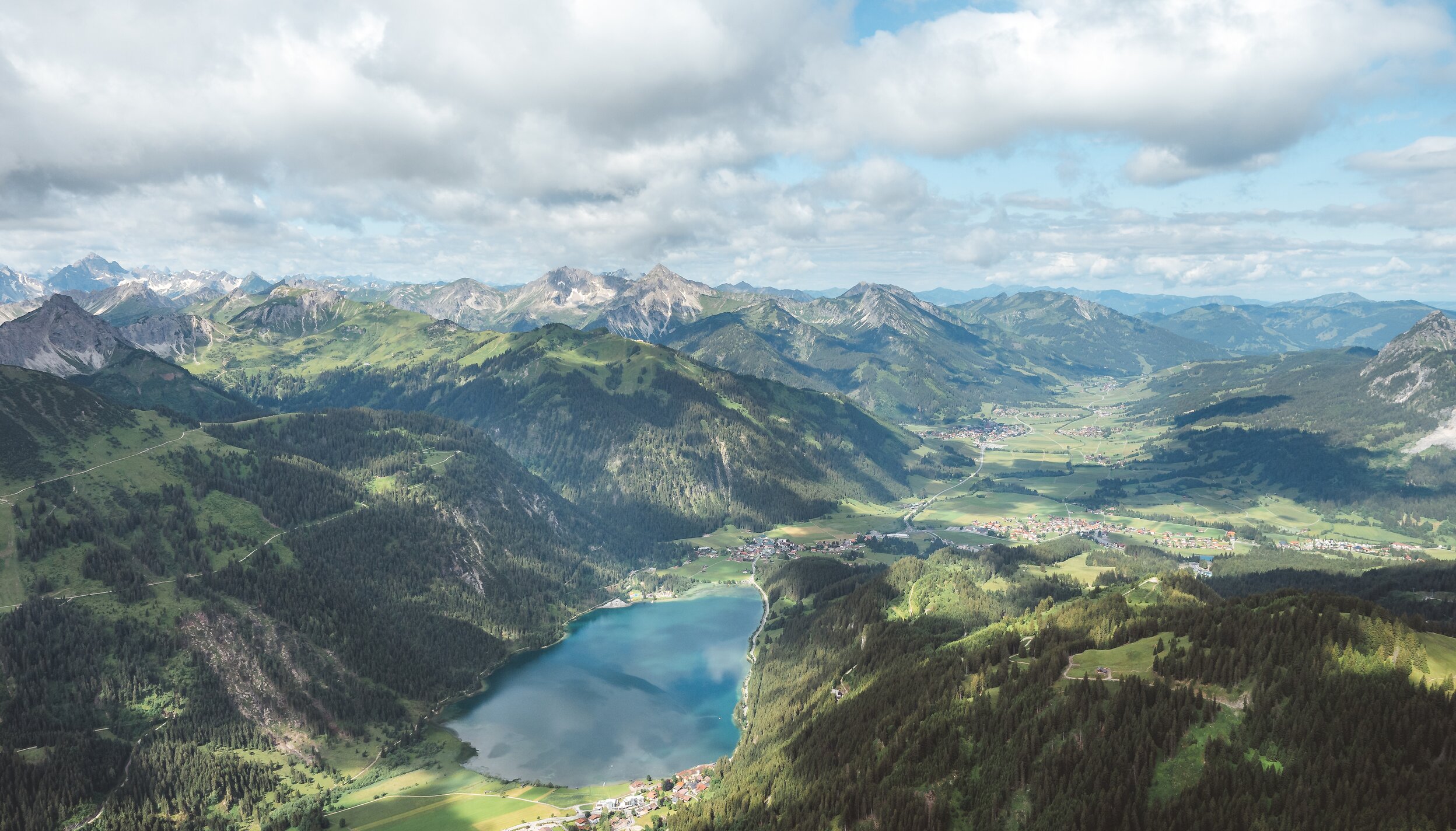 Haldensee im Tannheimer Tal, umgeben von Bergen und Wolken