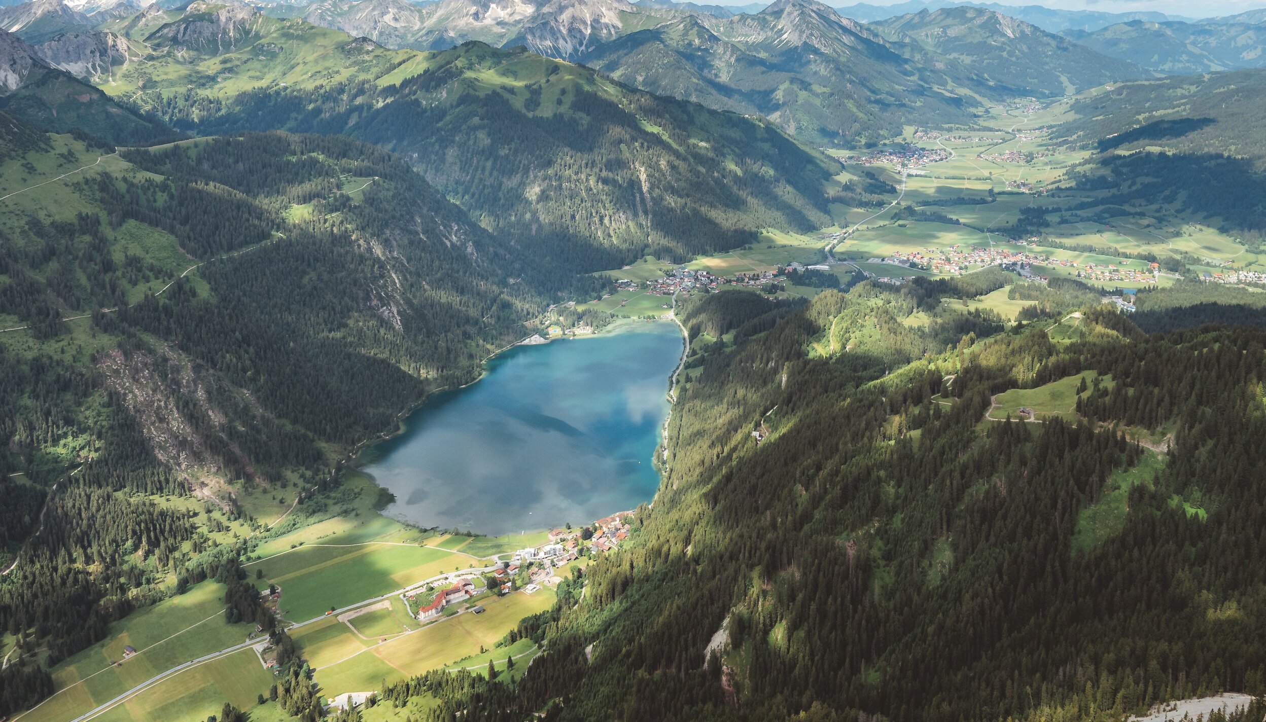 Haldensee im Tannheimer Tal, umgeben von Bergen und Wolken