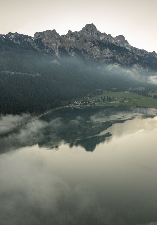 Drohnenaufnahme: Haldensee, Berge, Hotel Tyrol im Hintergrund