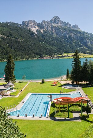 Freibad am Haldensee vor Bergkulisse im Tannheimer Tal