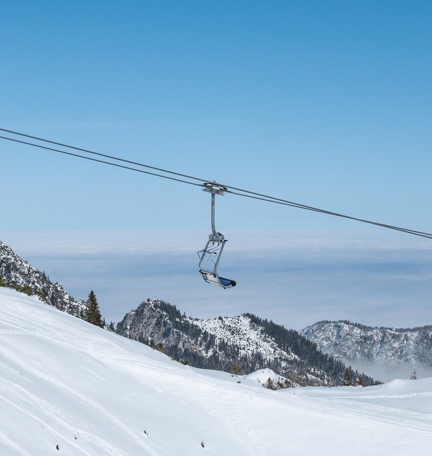 Sessellift über schneebedeckter Berglandschaft