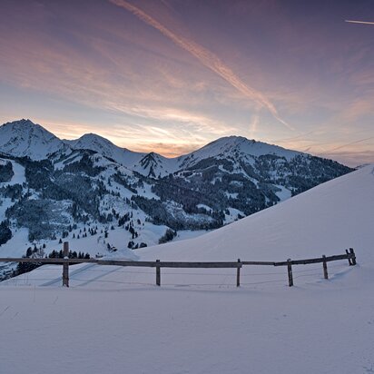 Verschneite Berge im Winter bei Dämmerung