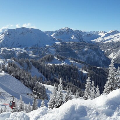 Schneebedeckte Berge, Gondel im Vordergrund