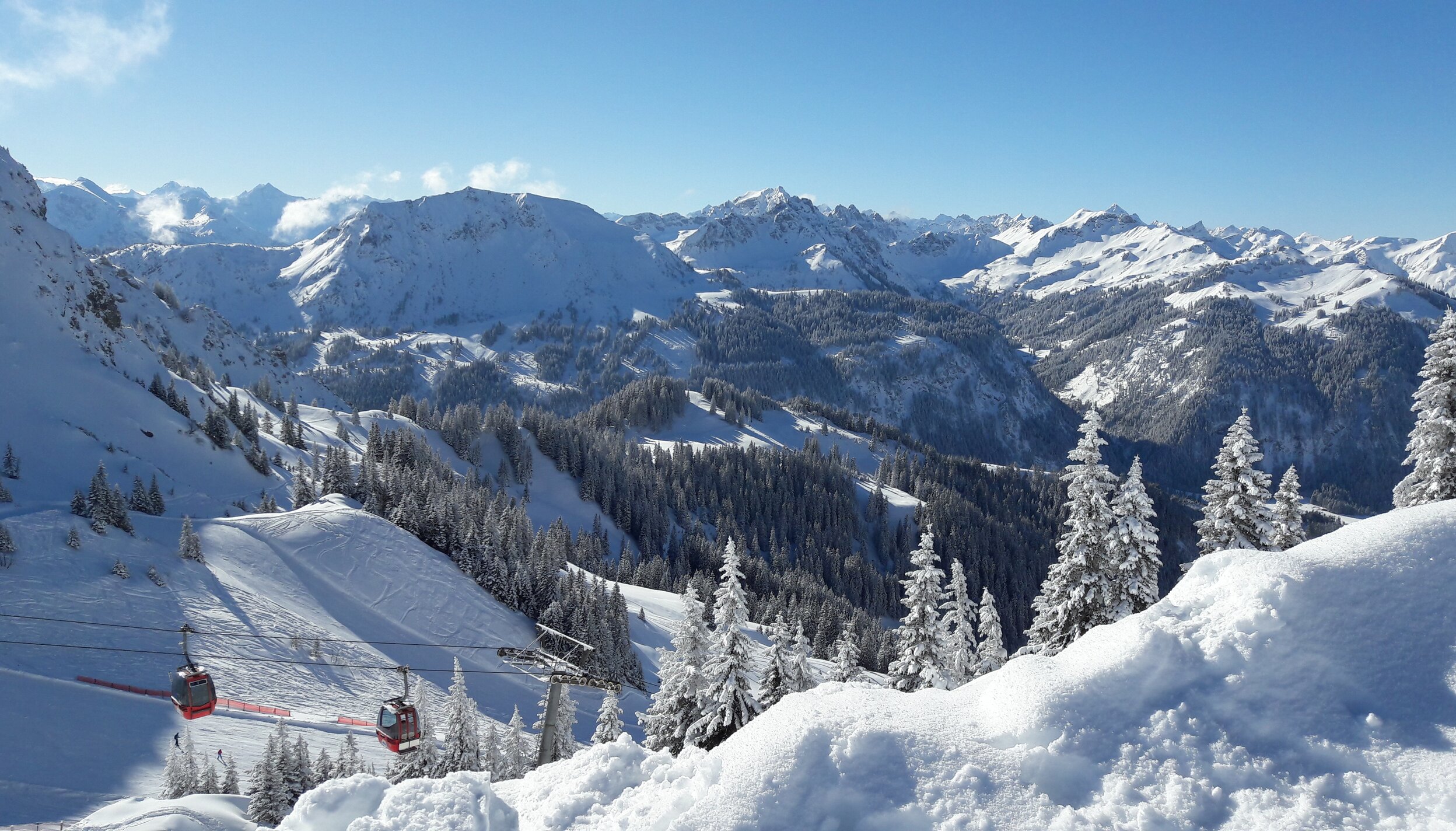 Schneebedeckte Berge, Gondel im Vordergrund