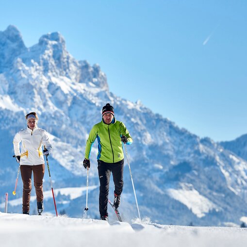 Langlaufpaar in den Bergen