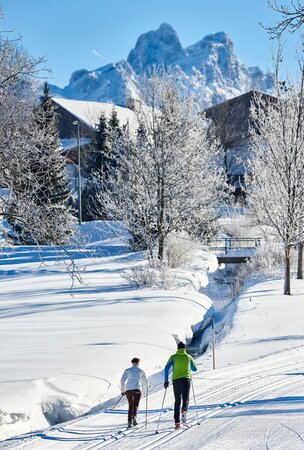 Langlaufpaar im verschneiten Tannheimer Tal