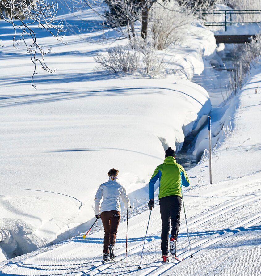 Langlaufpaar im verschneiten Tannheimer Tal