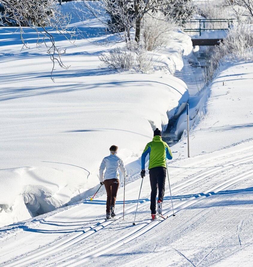 Langlaufpaar im verschneiten Tannheimer Tal