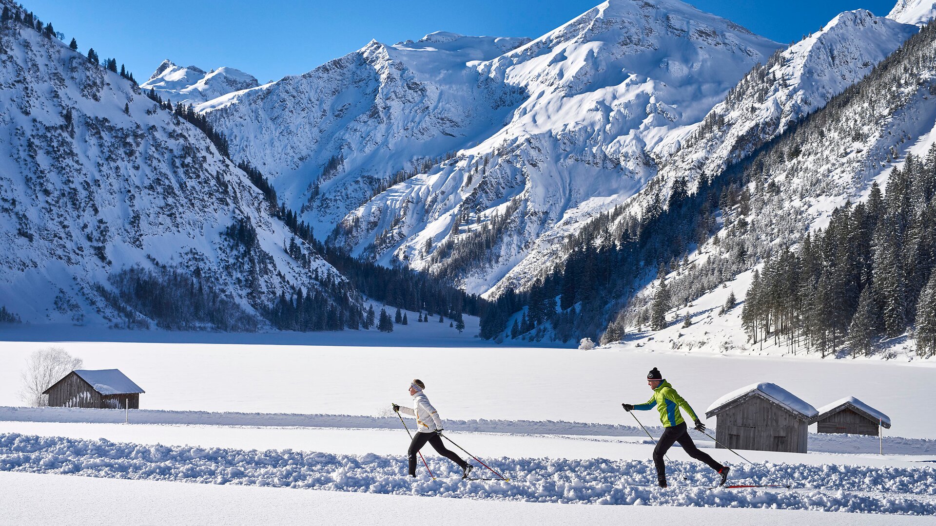 Langlaufen am Haldensee, verschneite Berge im Hintergrund