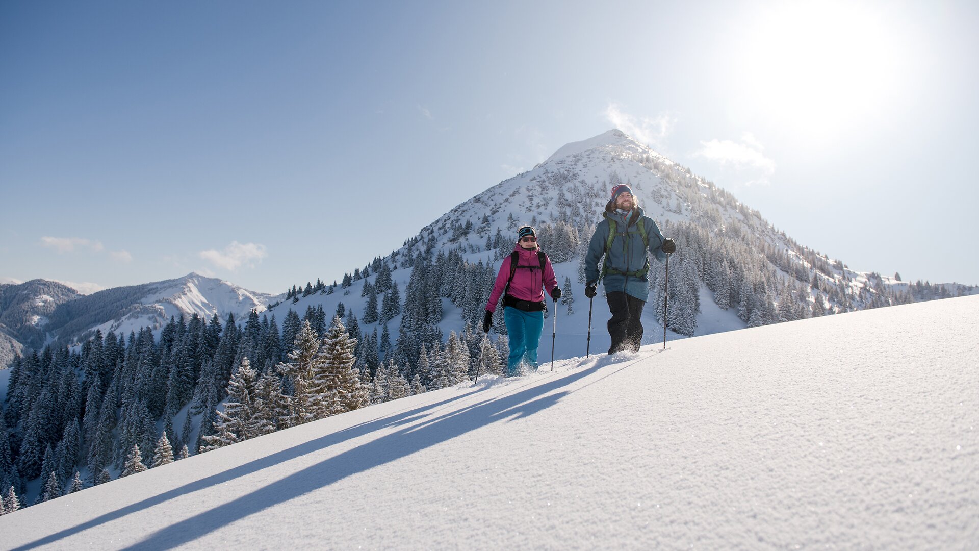 Schneeschuhwanderer vor Bergkulisse im Winter