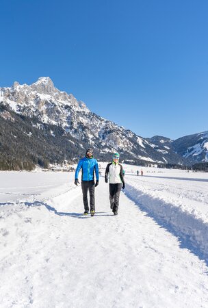 Winterwanderer vor Bergkulisse am Haldensee